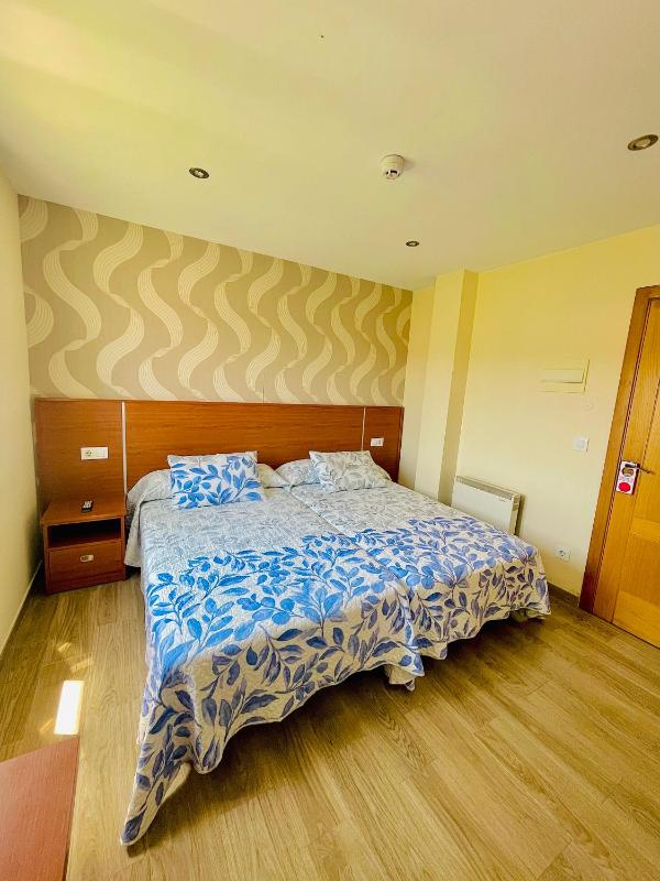 Twin Room image 4