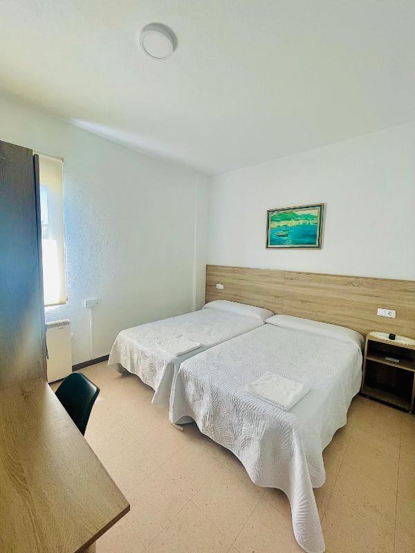 Twin Room image 3