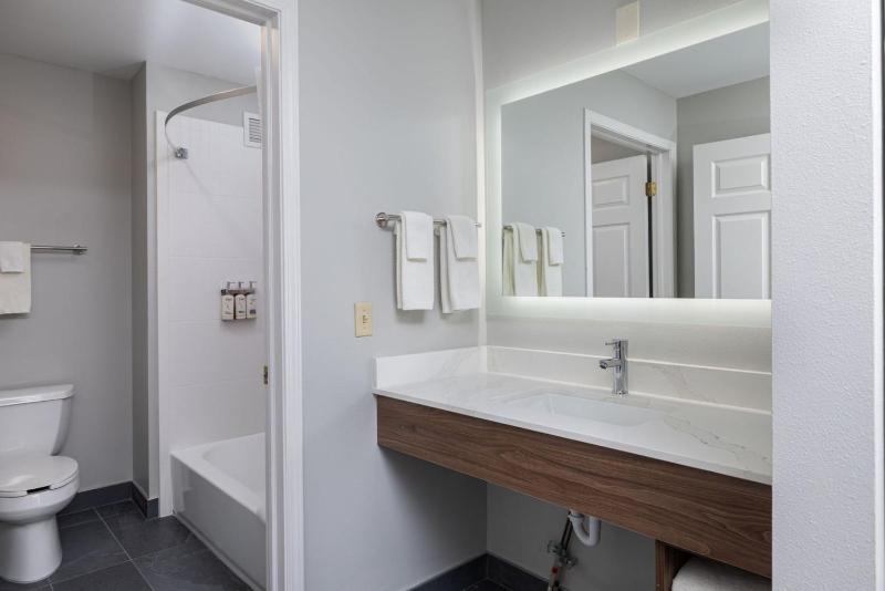Two-Bedroom Suite with One King and One Queen Bed image 4