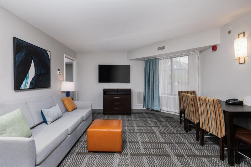 Two-Bedroom Suite with One King and One Queen Bed image 3