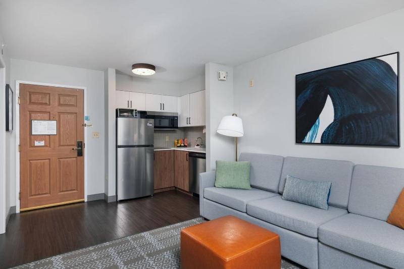 Two-Bedroom Suite with One King and One Queen Bed image 2