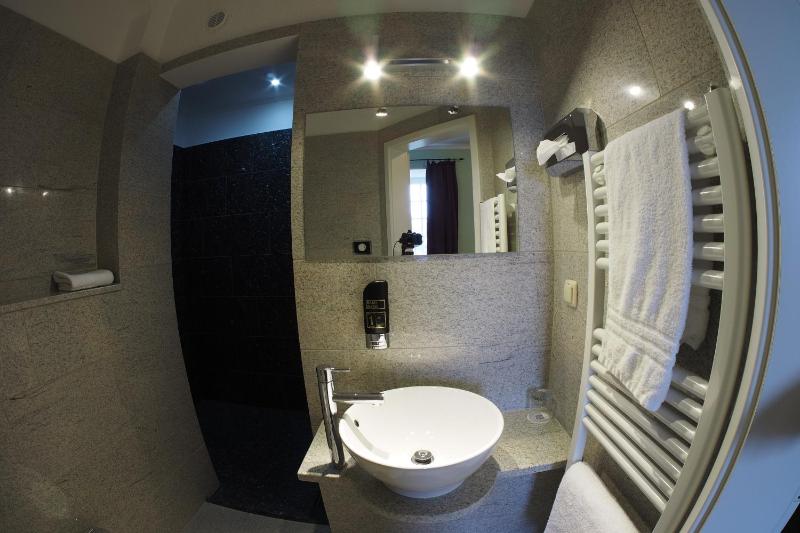 Large Double Room image 2