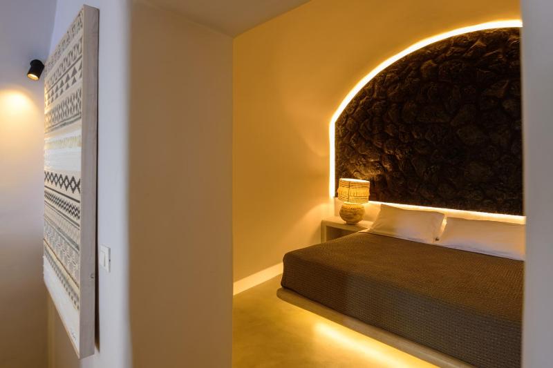 Signature Cave Suite with Volcano View image 3