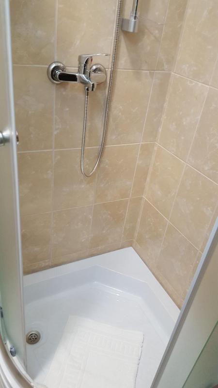 Twin Room with Private Bathroom image 4