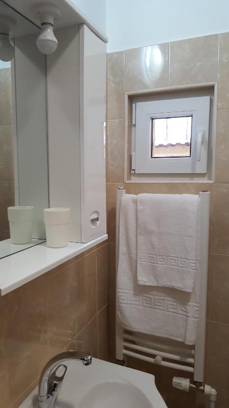 Twin Room with Private Bathroom image 3