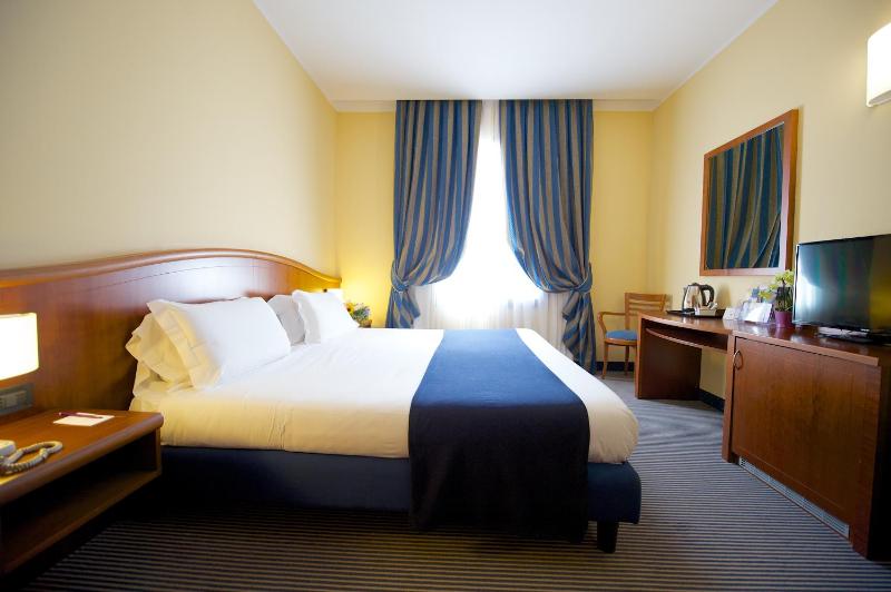 Standard Room with 1 Double Bed image 4