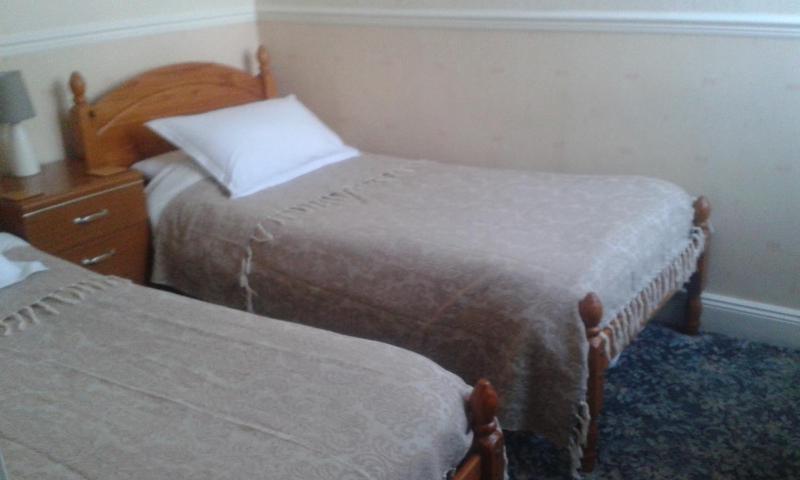 Twin Room with Bathroom image 3