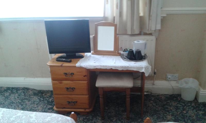 Twin Room with Bathroom image 2