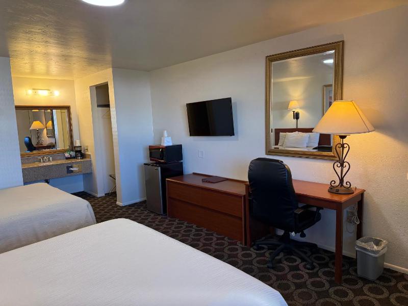 Queen Room with Two Queen Beds image 3