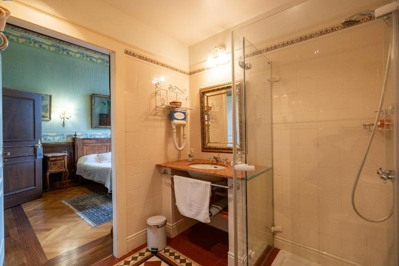 Standard Double Room image 3