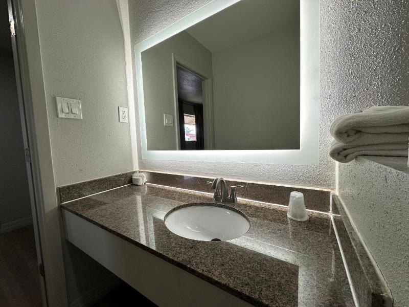 Standard King Room image 3