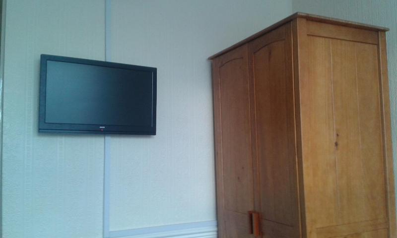 Twin Room with Bathroom image 4