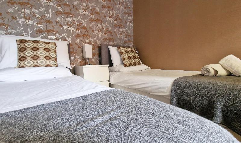 Small Twin Room- Ground floor - Dog Friendly  image 1