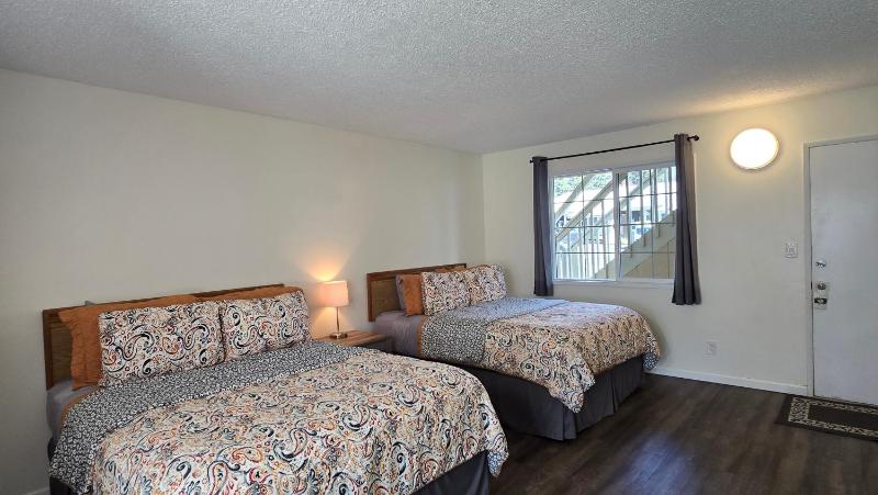 Two Queen Beds - Lower Floor with Garden Access (Dogs Allowed) image 2