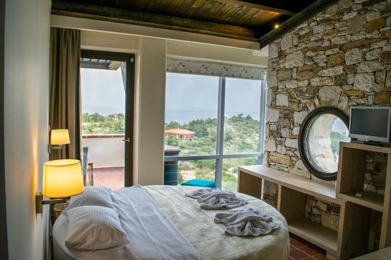 Deluxe Double Room with Sea View image 3
