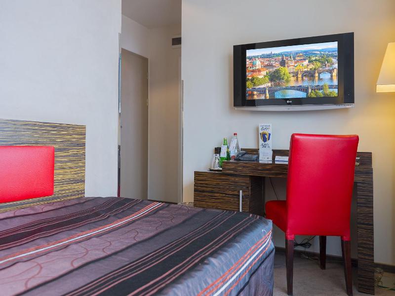 Ea Hotel Crystal Palace - image 2