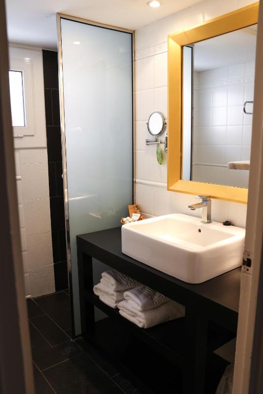 Triple Room with City View image 3