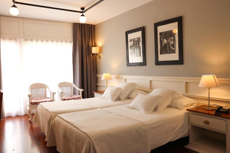 Twin Room with City View image 1