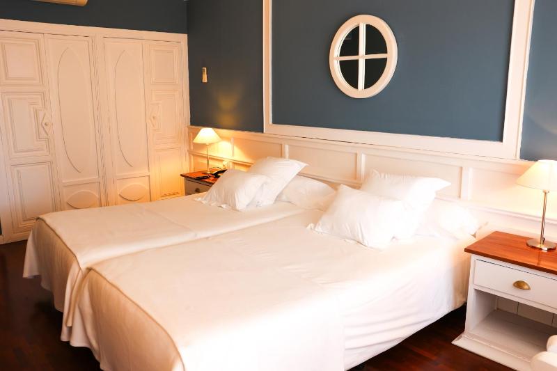 Twin Room with City View image 3