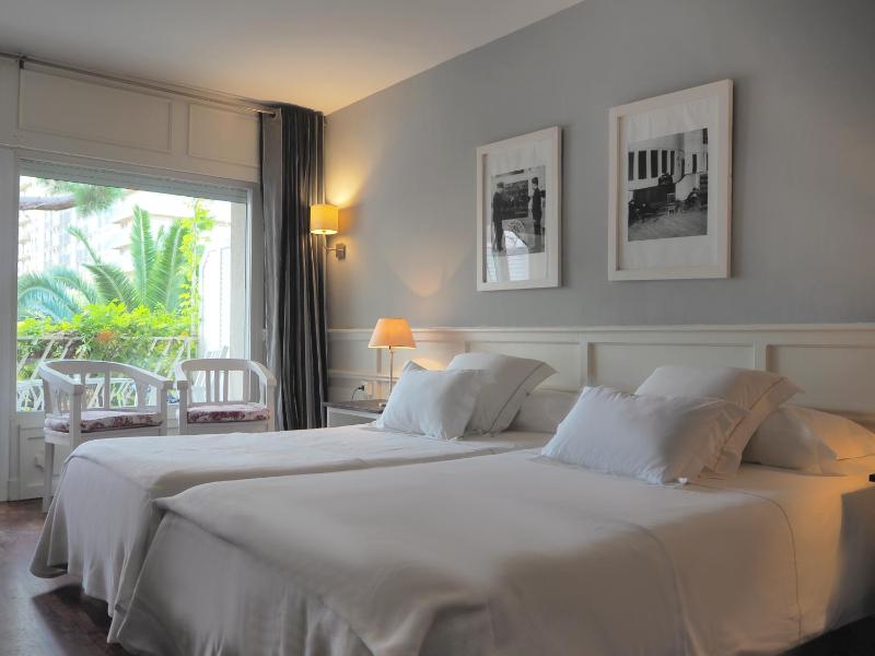 Double or Twin Room with Garden View image 3