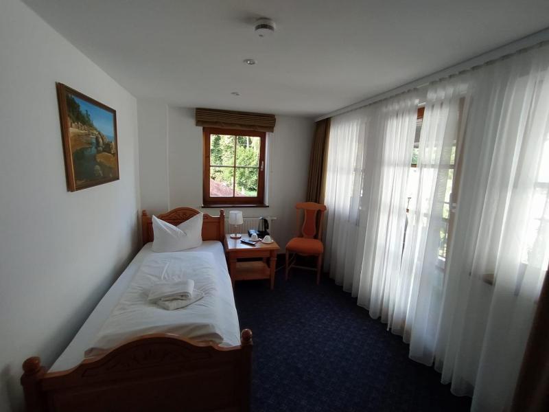 Budget Twin Room image 2