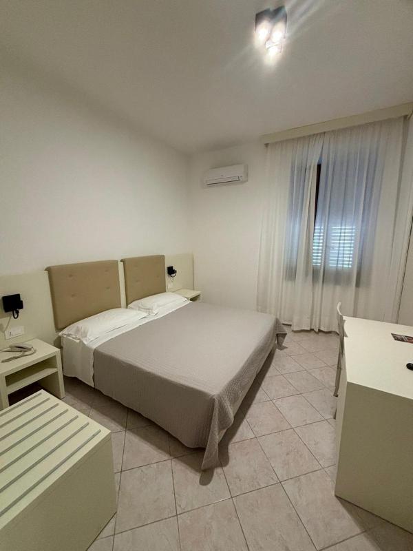 Standard Double or Twin Room image 4