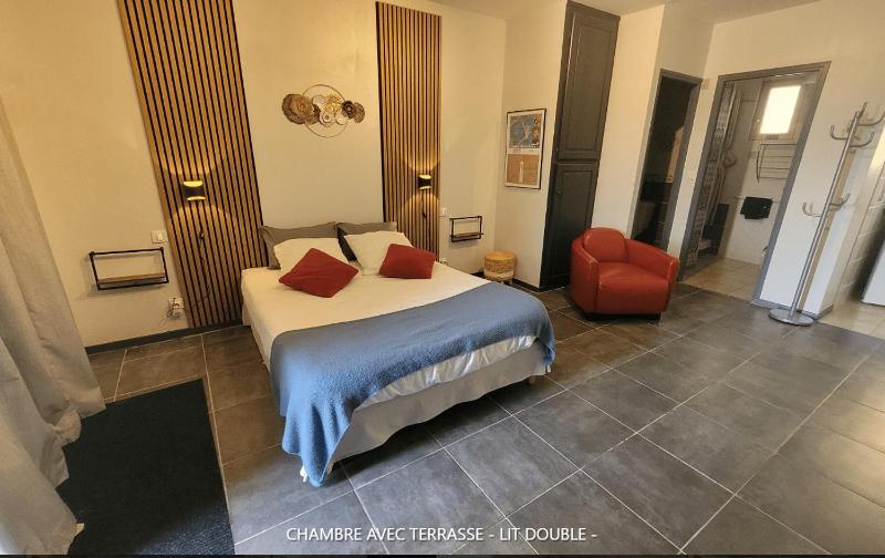 Double Room (bed 140) image 1