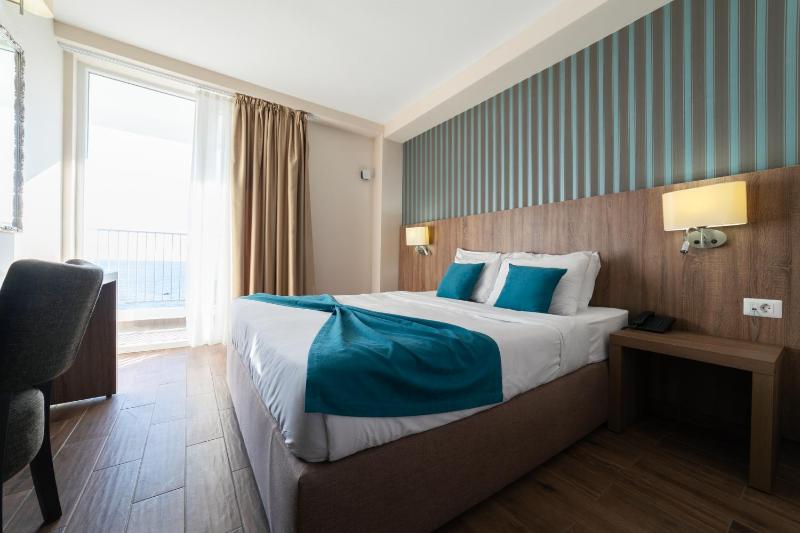 Superior Family Room with Sea View image 2