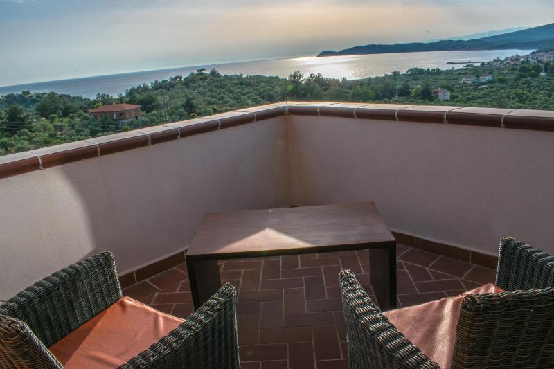 Deluxe Double Room with Sea View image 2