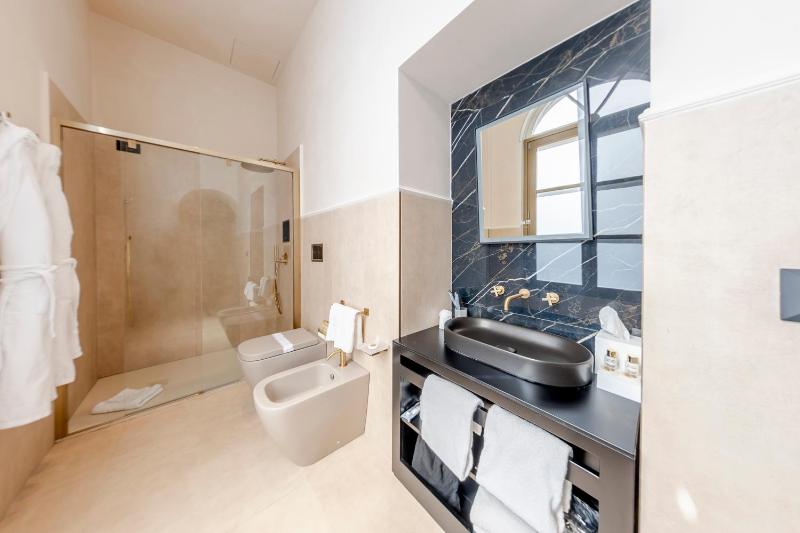 Deluxe Suite image 2