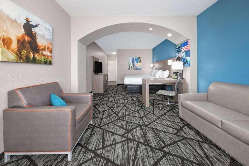 Deluxe King Suite image 3