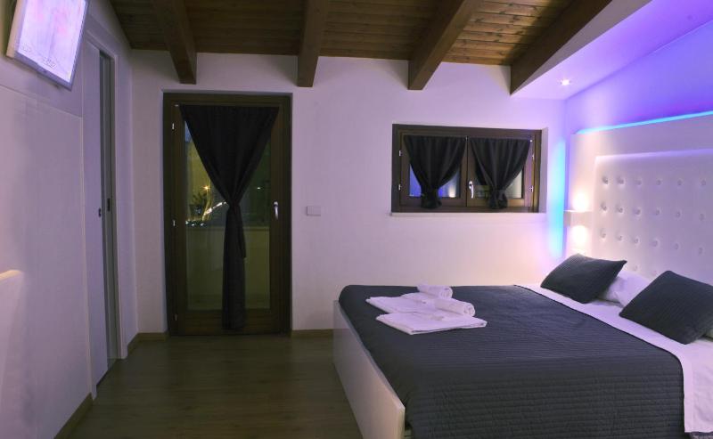 Double or Twin Room with Balcony image 3
