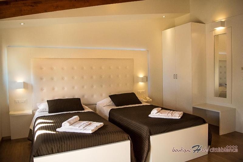 Double or Twin Room with Balcony image 4