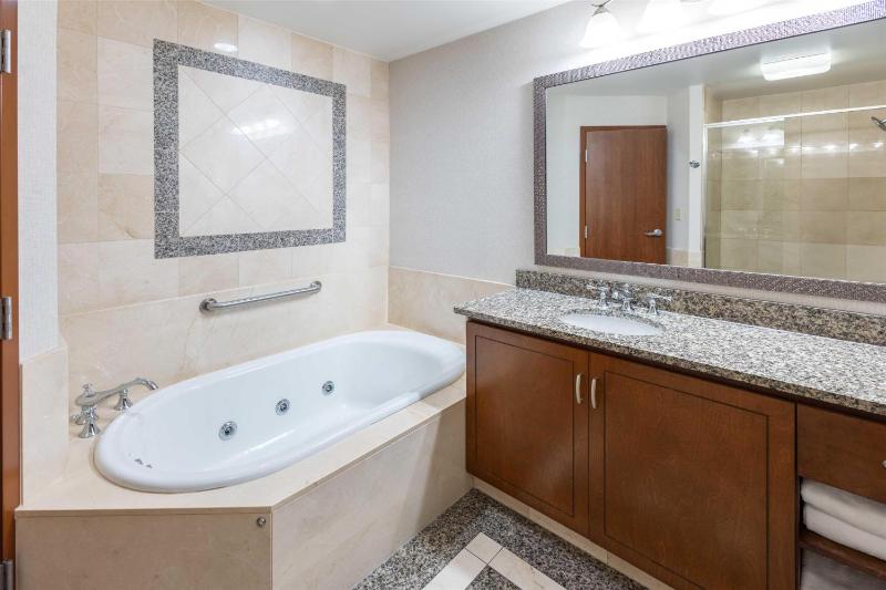 King Suite with Spa Bath image 2