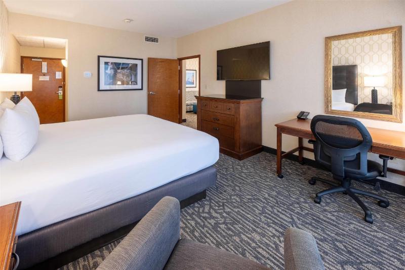 King Suite with Sofa Bed image 3