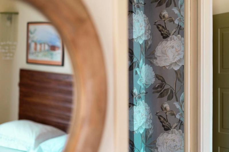 Deluxe King Room image 4