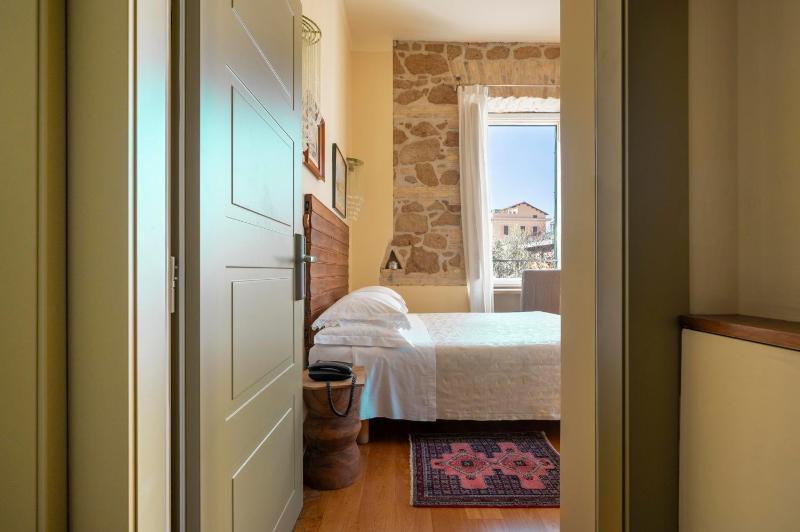 Deluxe King Room image 1