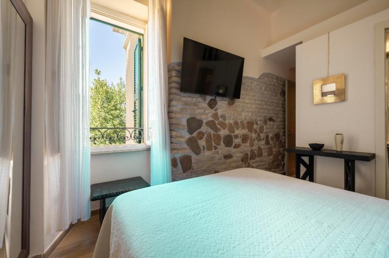 Standard King Room image 3