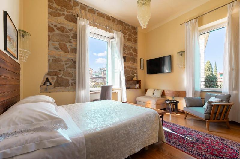 Deluxe King Room image 2