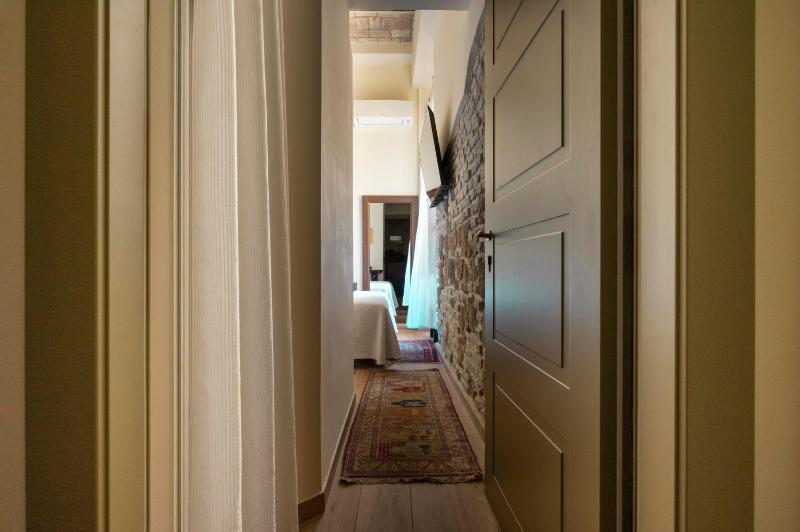 Standard King Room image 2