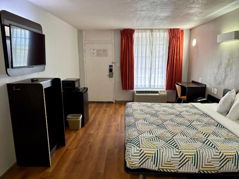 King Room - Disability Access - Non-Smoking image 4