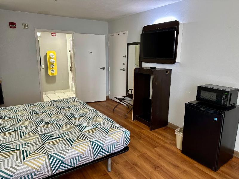King Room - Disability Access - Non-Smoking image 2