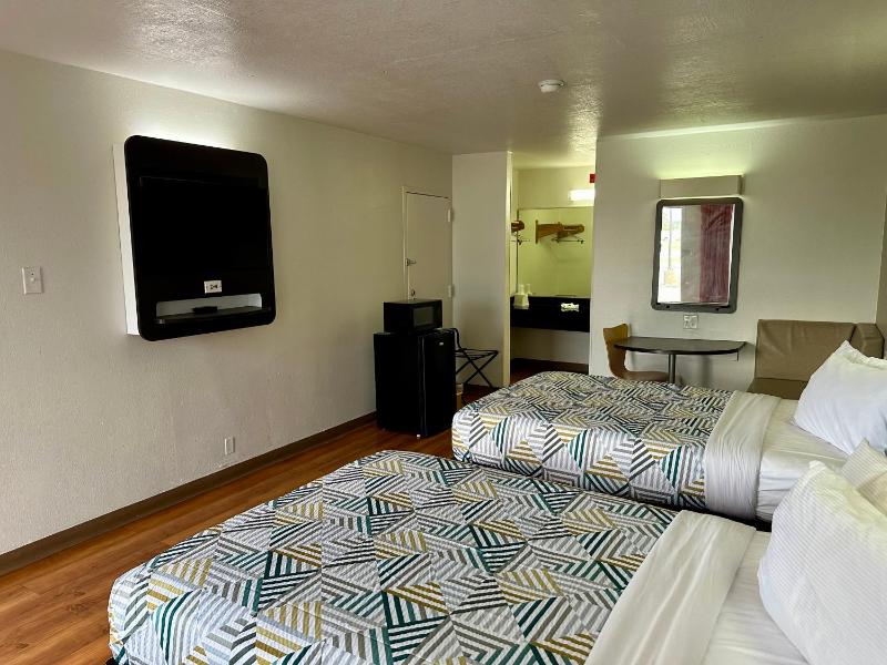 Quadruple Room - Non-Smoking image 2