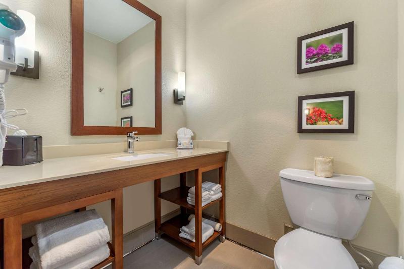 Queen Suite with Two Queen Beds and Kitchen - Non-Smoking image 3