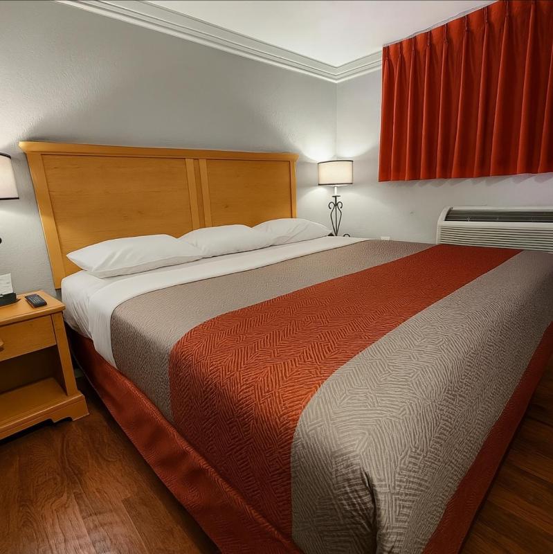 King Room - Non-Smoking image 2