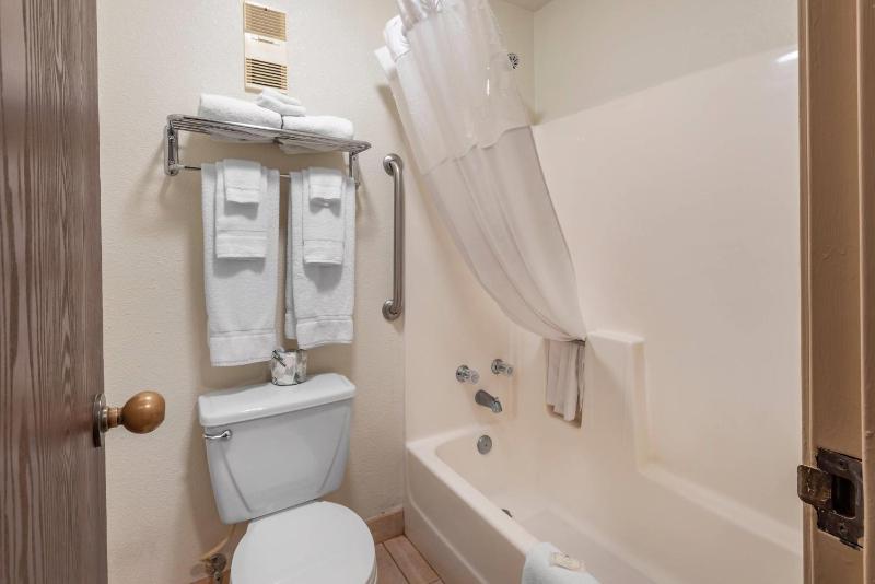 Queen Room with Two Queen Beds - Non-Smoking image 2