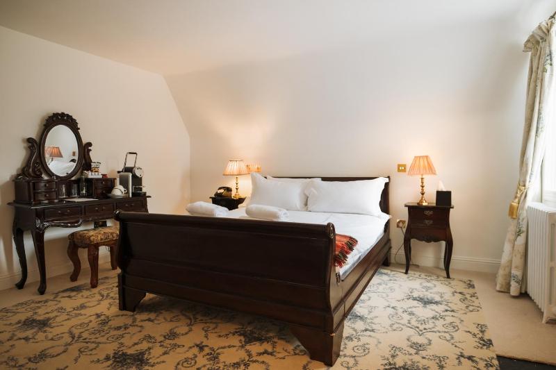 Queen Room with Garden View image 3