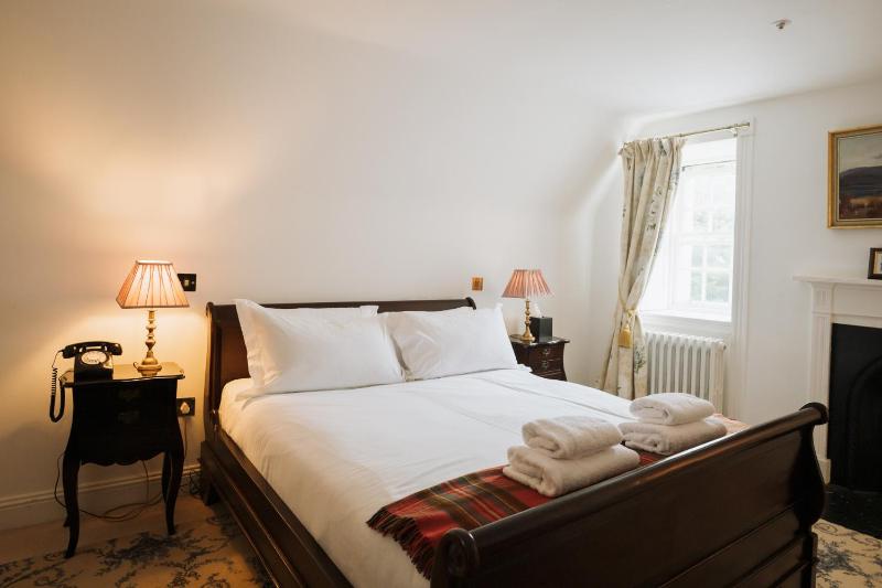 Queen Room with Garden View image 2