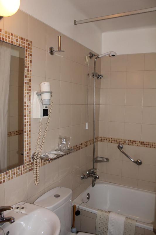Twin Room image 4