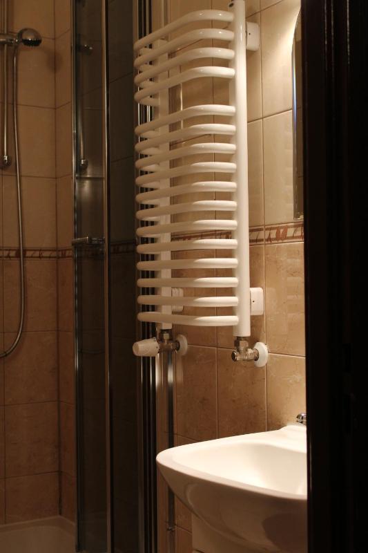 Single Room with Shared Bathroom image 3
